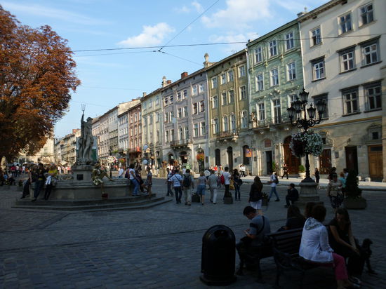 Sonntags gehört die Stadt den Einheimischen. Auf den Straßen bummelt man zu Fuß bis in die Dämmerung - fast schon südliches Flair