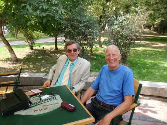 Sergej hatte ich 2004 auf der Suche nach der armenischen Kirche in Lemberg kennengelernt. Damals hatte er uns auf deutsch angesprochen und uns Lemberg gezeigt. 2006 hatte er den Aufenthalt unserer Skatrunde in Lemberg und sogar in Kiew organisiert. Sein Motto: Man muß das hier mit eigenen Augen sehen !