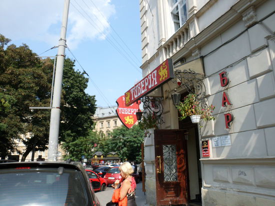 Eingang zum Cafe Tibava, Slowaskogo 18
Der Besitzer hat Pläne, hier ein Mittelklassehotel zu bauen. 300 Meter vom Haupteingang der Universität entfernt, sicher ein aussichtsreiches Vorhaben. Er sucht nur noch einen Teilhaber mit Kapital.