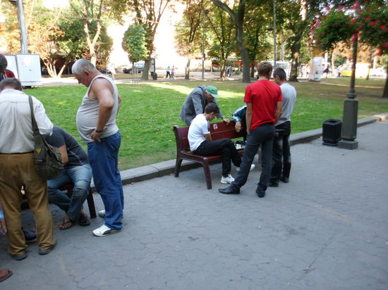 Schach ist Volkssport, jede Partei mit vielen Zaungästen, die sehr diszipliniert zuschauen und sich mit Kommentierungen zurückhalten