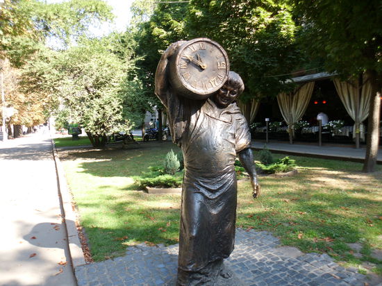 Die Bürde der Zeit. Man kann die Skulptur aber auch als Einladung in das nächstgelegende Weinhaus verstehen