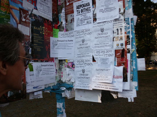Gelebte Demokratie im Zentrum der Stadt: Hier darf jeder zu jedem Thema einen Zettel anheften. Es gibt viele Plakate zu Veranstaltungen, aber auch Thesen, die provozieren sollen. Reden könnten hier auchgehalten werden, aber schriftlich kann man seine Meinung hier längere Zeit anheften. Wenn nicht ein anderer seinen Zettel drüberheftet. Aber etwas abzureißen, ist verpönt!