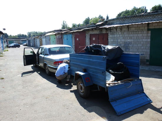 Spontane Vorbereitung zu einem Autoausflug in die Karpaten. Wie man ankuppelt, zeigt uns der Professor!