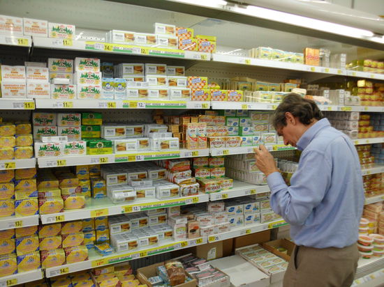 Proviant für die Tour müssen wir noch in Lemberg einkaufen, im Gebirge gibt es nichts. Dass es aber vor den Toren Lembergs einen Supermarkt mit einem Angebot weit größer als bei uns gibt, verschlägt mir fast den Atem.
Hier sucht Sergej an der Butterbar das passende für uns aus: Darf sie aus Rußland, Kasachstan, Holland, Finnland oder Frankreich sein ? Oder einfach nur aus der Ukraine ? Deutsche Butter entdecke ich nicht. Haben deutsche Marketingstrategen hier noch keine Marktlücke entdeckt ?