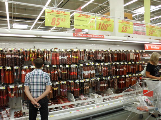 Wurst kauft man nur im Ganzen. Aber die Qual der Wahl ! Übrigens haben wir Sonntag nachmittag, der Parkplatz vor dem Haus ist voll und es kaufen hier auffällig viele junge Leute ein. da muß es hier doch auch eine ganze Menge Besserverdienende geben.