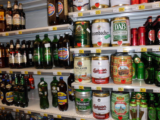 Ukrainisches Bier gibt es billig in 2-Literflaschen, PET ohne Pfand, wie man sie später in der Landschaft wiederfindet. Aber auch höchste Ansprüche an Faßbier können befriedigt werden. Das nötige Kleingeld scheint hier kein Problem zu sein.