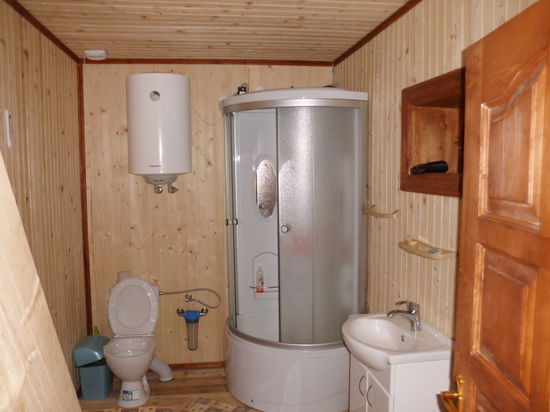 Unsere Unterkunft läßt keine Wünsche offen. Das Wasser für die Dusche kommt von einer Quelle hinterm Haus. Die Naßzelle ist auch als Dampfbad benutzbar.