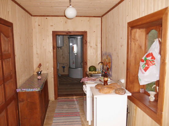 Im Gang zwischen den beiden Wohn- und Schlafräumen die Küche, hier laden wir unseren Proviant ab.