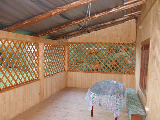 Die Veranda dient als Eßzimmer