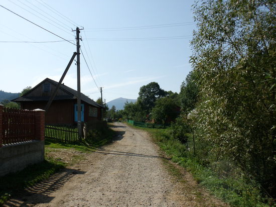 Die Hauptstaße von Huzne. Wenn mal ein Fahrzeug hier langkommt, dann sieht man es an der Staubwolke dahinter