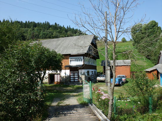 Auch die Brücke über den Bach zum Haus ist selbstgemacht - aus Leitplanken einer unbekannten Autostraße !