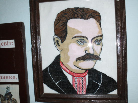 Die Wände der Schule sind bestückt mit gestickten Bildern, die im Handarbeitsunterricht hergestellt wurden.