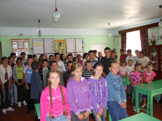 Vor den Schülern hält der Professor eine kleine Stegreifrede, die wohl gut ankommt, jedenfalls gibt es anschließend Applaus. Ich sage noch ein paar Begrüßungsworte auf deutsch und danke für die Gastfreundschaft, die ich auf meiner Radtour auf den Nachbardörfern überall erfahren habe.