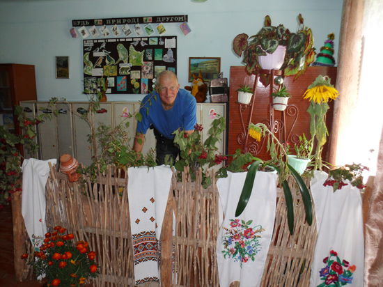 Der Gemeinschaftsraum ist liebevoll dekoriert mit selbstgebastelten Matten, Wanddekor, Blumen und geschmiedeten Ornamenten. Die Schüler sind stolz auf "ihr" Zimmer. Sie halten es selbst in Ordnung, Vandalismus ist hier unbekannt, Spraydosen ebenso.