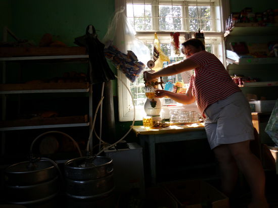 Im Tanta Emma Laden wird das Bier vom Faß gezapft. Der halbe Liter frisch für umgerechnet 38 Euro-Cents.