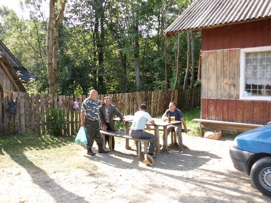 Die Kneipe des Dorfes vor dem Tante-Emma Laden.
Es hat sich sofort herumgesprochen, dass der Professor hier zu Besuch ist. Sofort findet er Kontakt.
