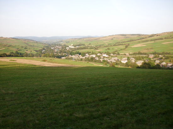 In sanfte Hügel eingebettet liegt das Karpatendorf Huzne. Vom Wald ist in 450 Jahren nicht viel übrig geblieben. Die Landwirtschaft, wie sie hier betrieben wird, würde die Herzen Bio-Begeisterter höher schlagen lassen.