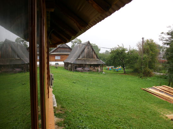 Jetzt weiß ich, weshalb die Dächer der Häuser so weit über die Wände hinausragen: Dachrinnen gibt es nicht, das runterlaufende Wasser soll aber nicht die Wand befeuchten