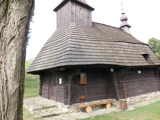 Ein winziges Kirchlein mit zugehörigem Friedhof.