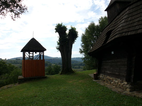 Die Kirche steht unter Denkmalschutz, kann auch besichtigt werden. Nur müßte man sich vorher telefonisch anmelden.