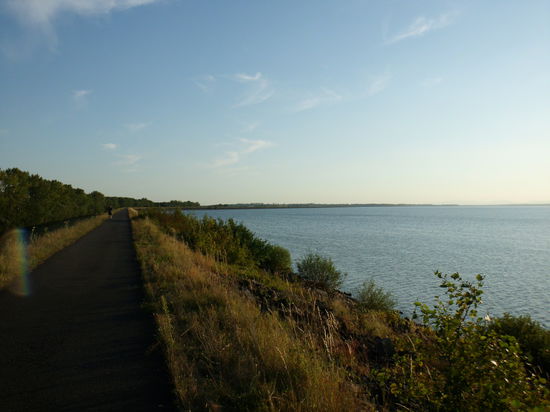 und ich komme auf einen nagenneuen Radweg auf dem Damm des Stausees Zeplinska Sirava.