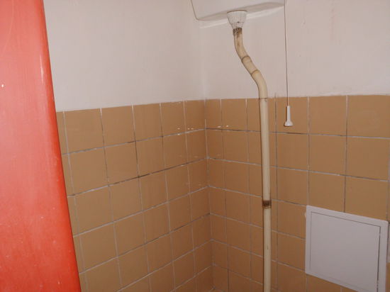 Gegen 19 Uhr beende ich den Tag in der ersten Unterkunft, die ich am See finde. Ein riesiges Sport- und Erholungszentrum, aber inzwischen eine Bruchbude, die Abflußrohre lecken, es gibt kein Warmwasser, nicht einmal die Betten sind gemacht.Da war ich nicht wählerisch genug. Oder die hübsche Dame an der Rezeption hat mich abgelenkt