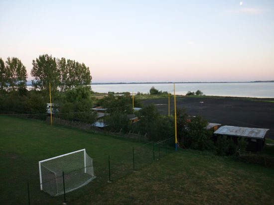 Schön ist der Blick durchs Fenster, das man aber nicht öffnen kann.