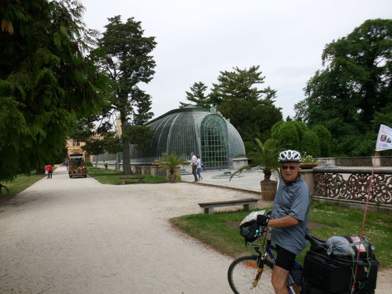 ...und ein Palmenhaus, dessen Glasdach mit Tausenden schuppenförmig gelegter Glasscheibchen nicht nur eine Augenweide darstellt, sondern zugleich dadurch raffiniert optimal belüftet werden kann.