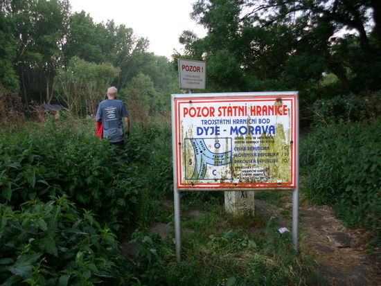  Die letzten 300 Meter bis zum Dreiländereck führen durch unwegsame Wildnis. Nur ein handgekritzeltes Schild weist uns den Weg.
Die 13 km müssen wir auch nach Norden zurück, weil wir weder über die Thaya nach Österreich noch über die March in die Slowakei kommen können. Noch einmal Natur pur, nur unterbrochen von ein paar Holzabfuhrwegen, die man mit dem Fahrrad benutzen kann.