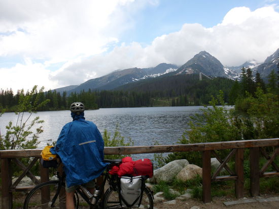 Schnee noch auf den Bergen und heftige Windböen - eigentlich hatten wir den Umweg über die Tatra wegen des sommerlichen Wetters in Bratislava gewählt, weil wir hier oben auch den Sommer vermuteten......