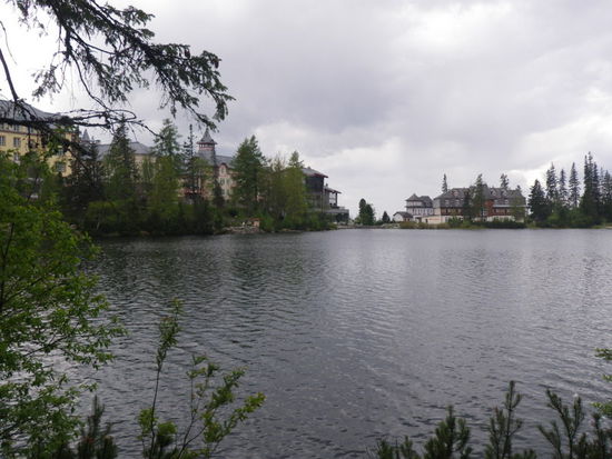 Ein Kurhotel nach dem anderen ist hier dazugebaut worden. Doch die Sommersaison ist kurz und hat noch nicht angefangen. Im Winter dagegen ist Strbske Pleso ein hervorragender Wintersportort.