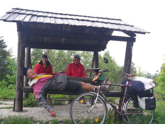 Die Spisska Magura ist geschafft ! Immerhin ist dieser Aufstieg auf erneut 949 m auf der slowakischen Fahrradkarte mit E gekennzeichnet, will heißen: nur etwas für Experten !