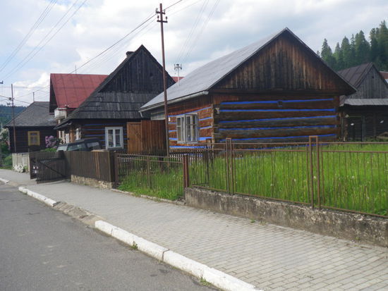Fürs Knipsen der malerischen Zipser Holzhäuser bremsen wir schon mal auf der schönsten Gefällestrecke