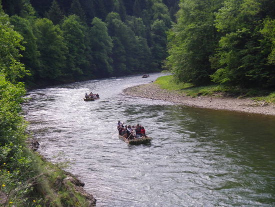 Flößen ist die Attraktion für die Touristen hier. Manchmal sind wir mit dem Rad schneller.