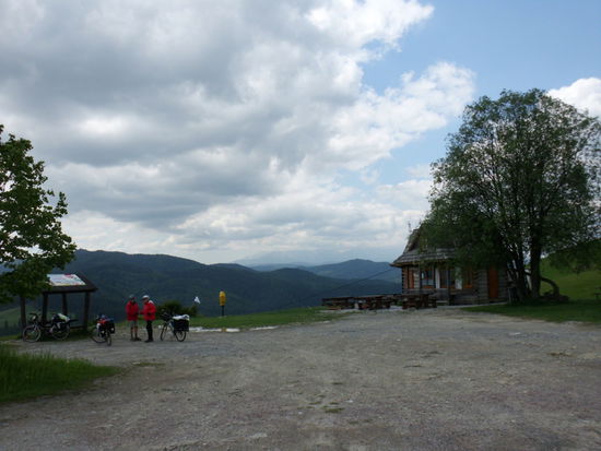 das ist nach 50 Minuten geschafft und wird mit einem herrlichen Blick auf die gesamte Hohe Tatra belohnt - von den Wolken davor einmal abgesehen. Dann gehts wieder runter auf 550 m, von da Richtung Stara Lubovna noch einmal rauf auf 730 m, aber dann rollen wir abwärts ins Tal des Poprad!