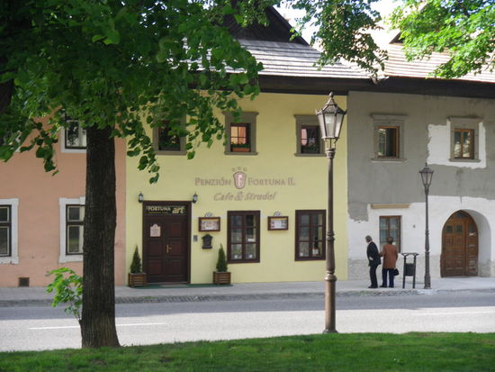 Die Speisekarten der vielen Lokale bieten die Spezialitäten der Zips und die Wiener Küche. Man spürt die Tradition der k.u.k Monarchie noch heute.