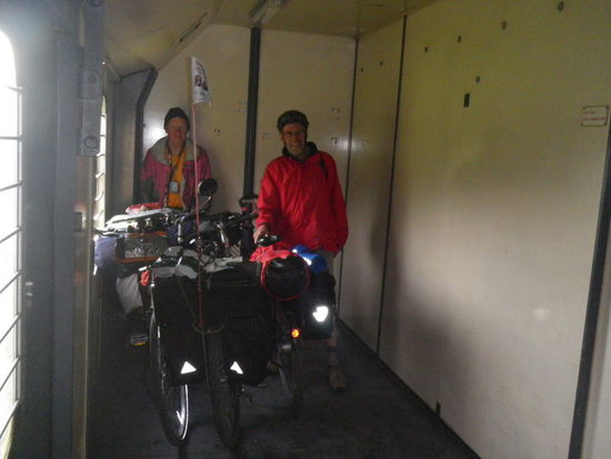 Die Fahrt zur übernächsten Station legen wir im Packwagen zurück. Nur so verzögern wir die Abfertigung beim Einladen nicht, der Schaffner ist zufrieden, wir auch, weil wir unser Gepäck auf den Rädern lassen konnten.