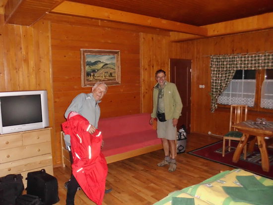 Ein riesiges Dreibettappartement ganz mit Holz verschalt, die Wärme des Tages ist noch drin. So wohl haben wir uns lange nicht gefühlt!