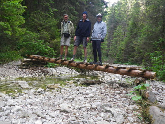 Ein Wanderer porträtiert uns auf einer Brücke. Dass wir Radfahrer sind, hatte er sofort erkannt. Woran nur ?