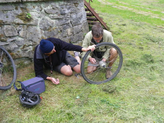 Auch Ausbauen und Aufschrauben, so weit möglich, hilft nichts. Wir werden professionelle Hilfe brauchen. Und das am Sonnabend vormittag vor Pfingsten. Wie soll das laufen ?