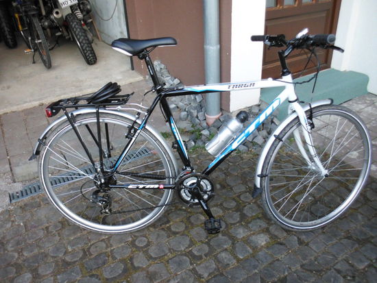 Als Jonas und ich gegen 13.30 Uhr in der Werkstatt eintreffen, sind sich Erich und der Fachmann weitgehend einig: Jonas wird dieses Rad für rund 200 € kaufen und damit die Tour fortsetzen. Auf dem Rückeg werden wir hier wieder Station machen und Jonas repariertes Rad mitnehmen.