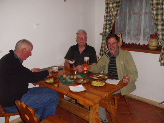 Ein ausgiebiges Festessen gönnen wir uns bis spät in den Abend, der Wirt machts möglich und freut sich mit uns. 
Das ist noch einmal gut gegangen !