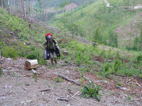 Einziger Trost: Mit der Schlepperei überwinden wir fast 100 Höhenmeter. Aber wir brauchen auch fast eine Stunde bis 19 Uhr.