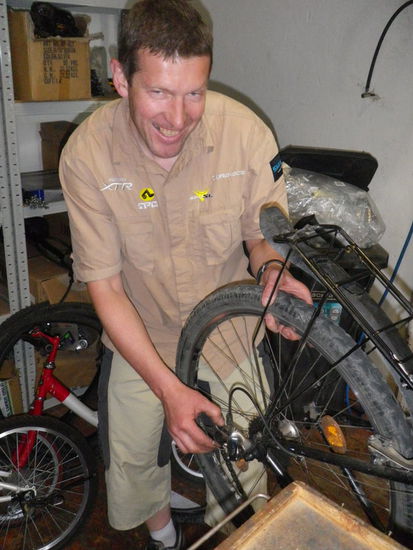 Aber der Mann macht einen Vorschlag: Laßt das Rad hier, ich versuche, nächste Woche eine Schaltungsskizze und Ersatzteile zu bestellen. Inzwischen könnt ihr von mir ein Rad nehmen.