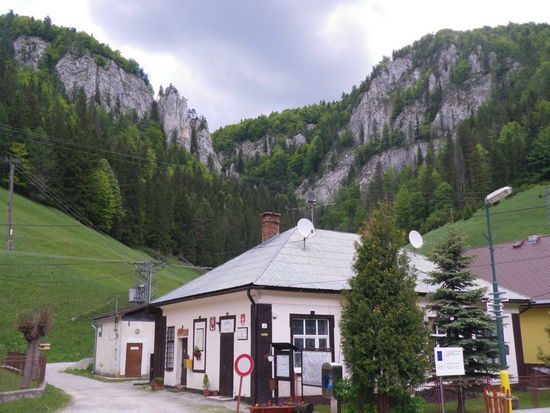 In die Klamm führt nur ein Wanderweg, der aber auf umliegende Berge führt