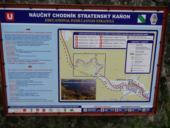 Die Straße führt durch einen Tunnel, wir können neben dem Bach durch den Canyon radeln, ein Sahnestück an herrlicher Natur