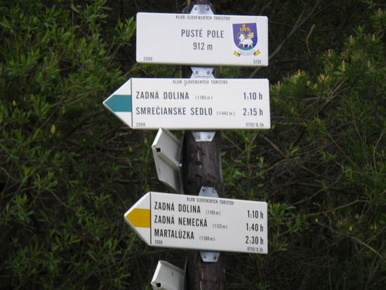 Wir sind wieder auf der Höhe, diesmal mit milder Steigung auf guter Asphaltstraße und wenig Verkehr - wir haben ja auch Pfingstsonntag!