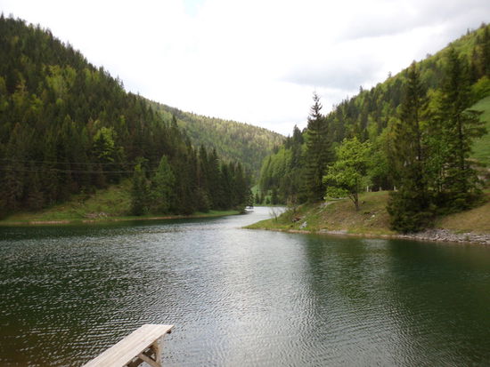 und selbst an der Einmündung des Baches in den See gibt es nur eine Stichstraße, die Bahn fährt entlang der Schlucht durch einen Tunnel