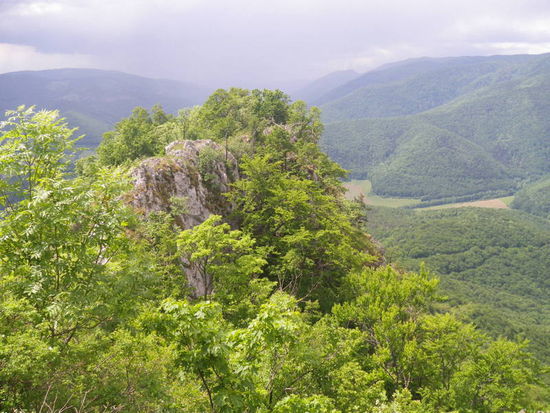 Der weite Blick wird leider getrübt durch die Sicht auf ergiebige Regenschauer, die uns erwarten und die anderswo schon niedergehen.