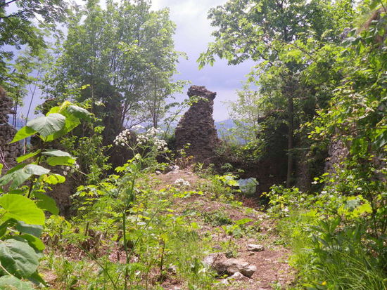 hier wurde früher mit einem Aufzug der Nachschub auf die Burg gehoben.